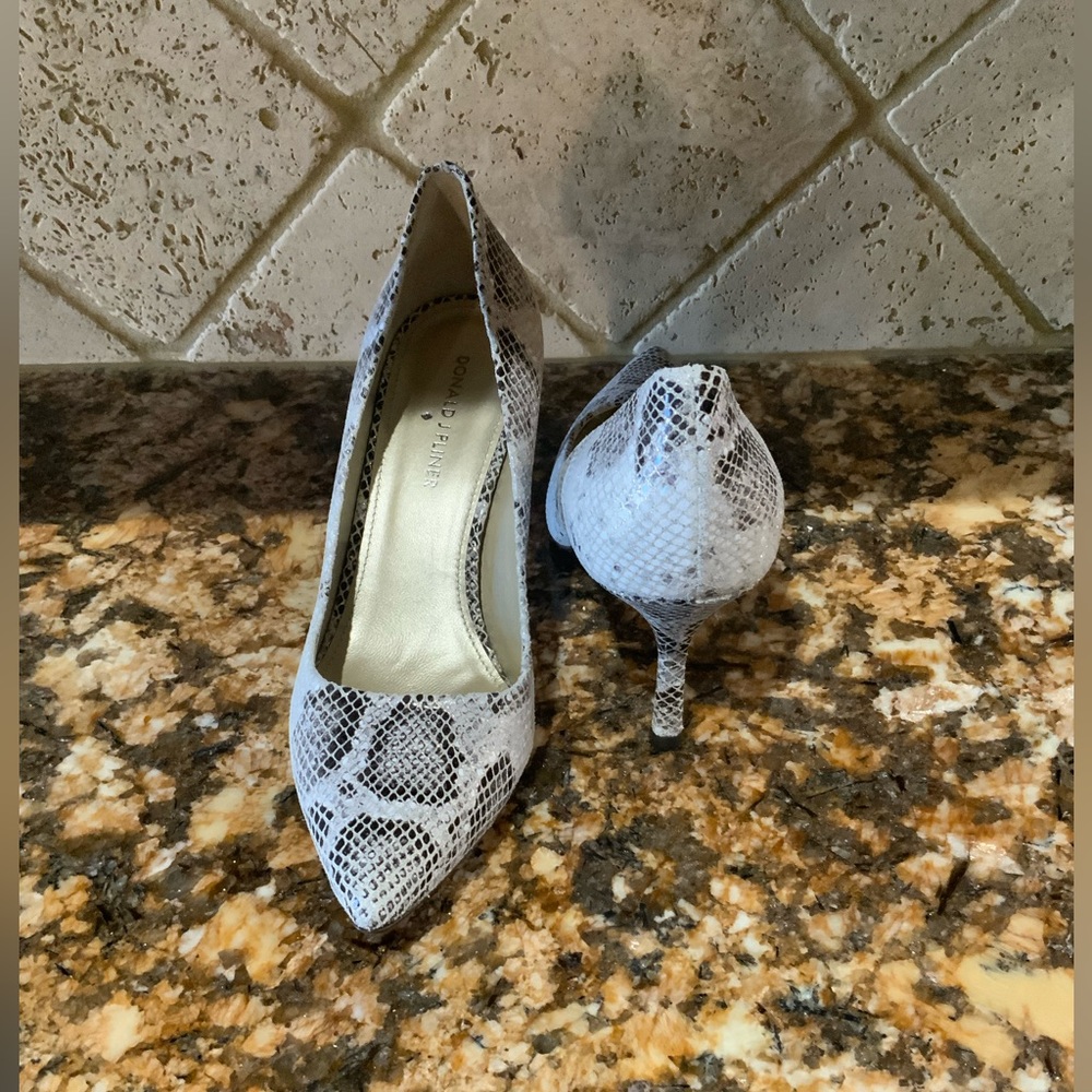 ❤️❤️NWT DONALD J PLINER ANIMAL PRINT HEELS❤️❤️